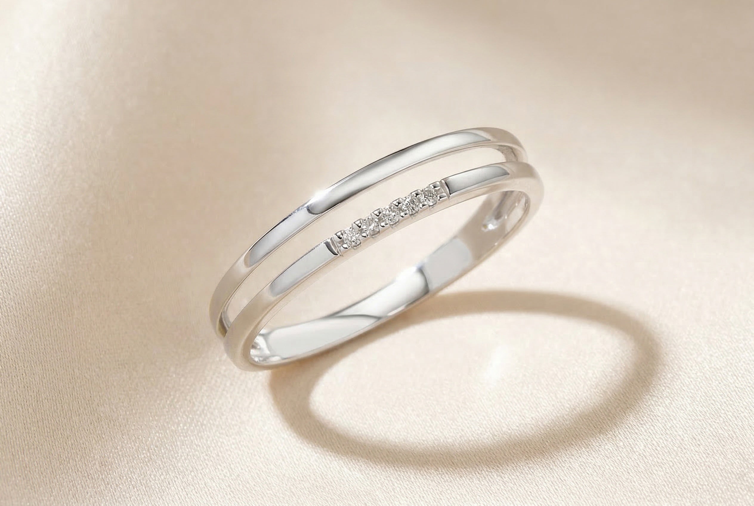Eleganter Fingerring aus Weißgold am Ringfinger getragen