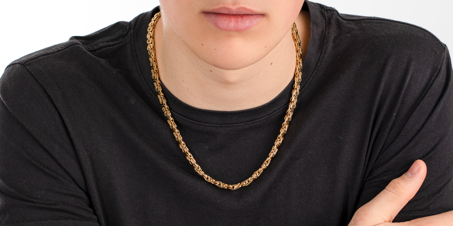 Goldene Kordelkette an Herrenhals, massiver Goldschmuck