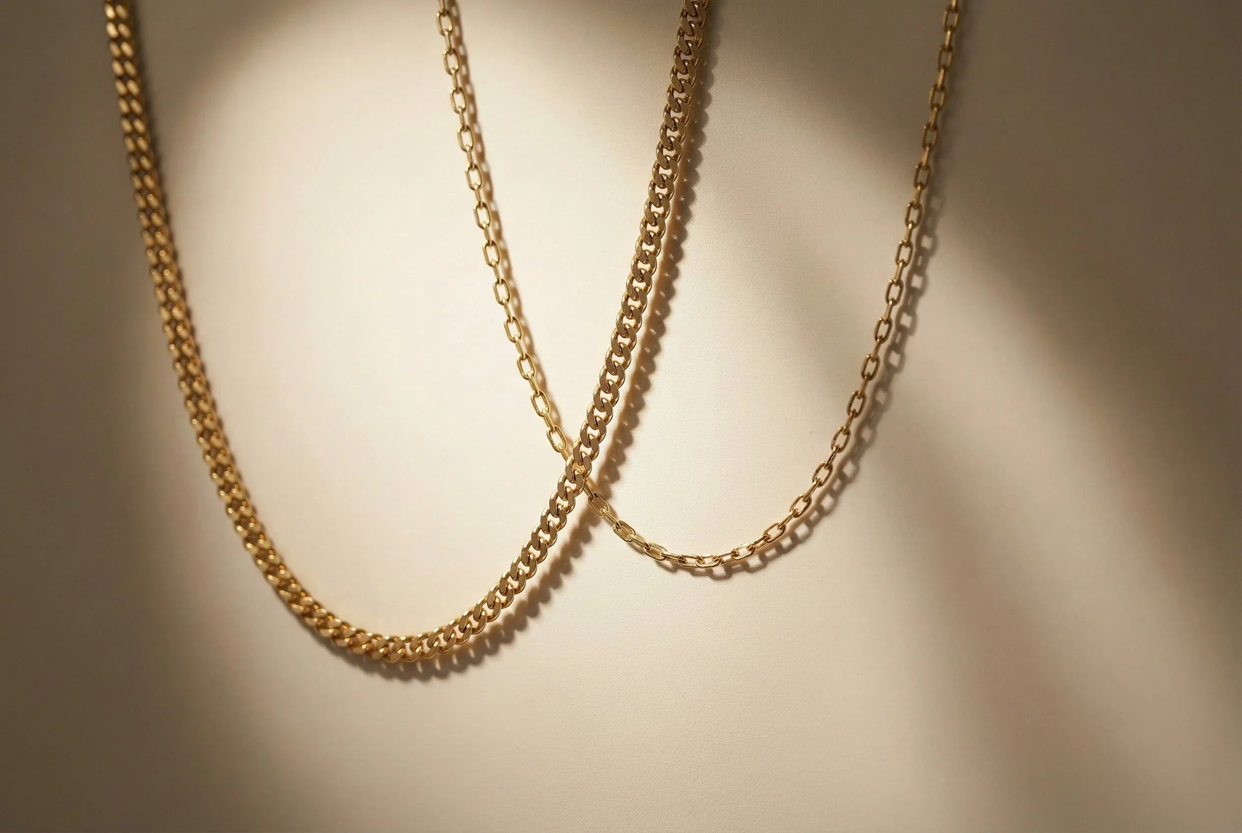 Goldene Kordelkette an Herrenhals, massiver Goldschmuck